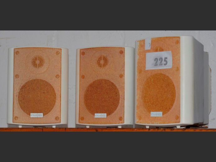 SET OF 4 STYLUS AUDIO VISUAL SPEAKERS WITH WALL MOUNT BRACKETS [Switch on, untested further, rusty]