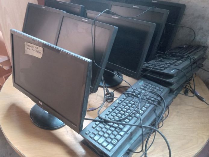 Assorted monitors & keyboards 