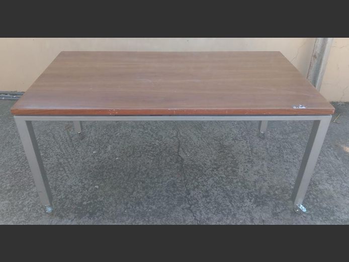 CHERRY FINISH TOP & METAL 6-SEATER TABLE ON CASTORS, 150 x 75 x 72cm