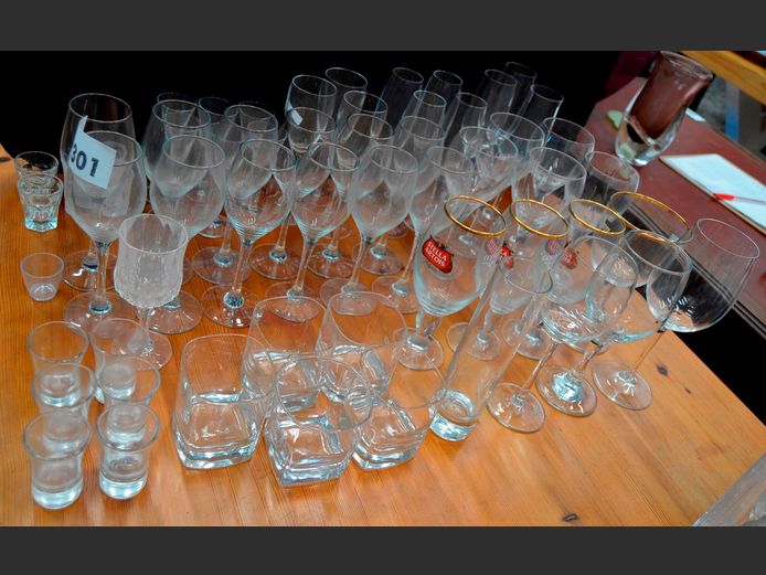 LARGE LOT: ASSORTED DRINKING GLASSES