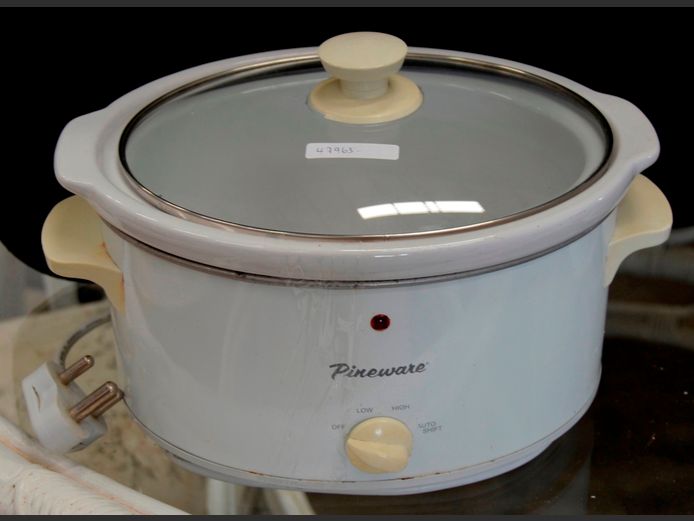 PINEWARE 3.5 LITRE SLOW COOKER [Switches on, untested further]