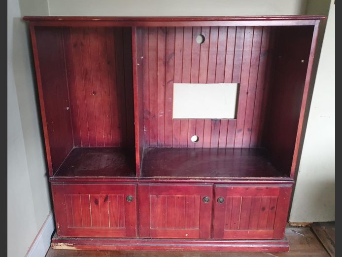 STAINED PINE 3-DOOR ENTERTAINMENT UNIT, 133 x 46 x 128cm