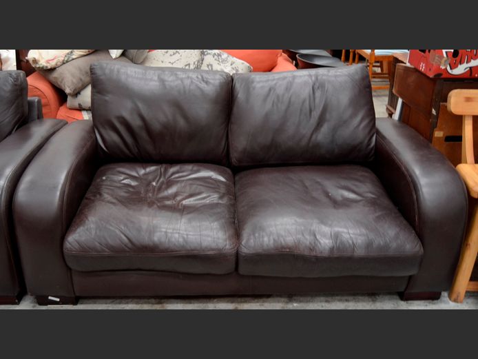BROWN LEATHER 2-SEATER COUCH, 185 x 110cm