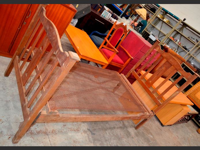 VINTAGE OAK SINGLE BED WITH HEAD- & FOOTBOARD [No mattress]