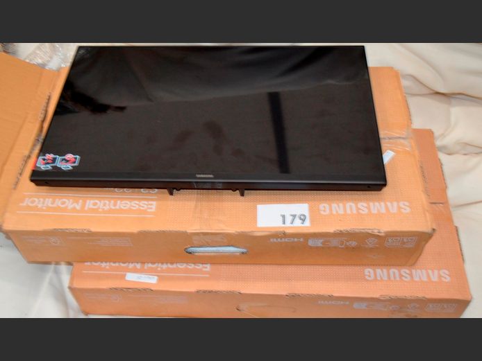 LOT: 2 x SAMSUNG S3, 22" MONITORS [Switch on, damaged]