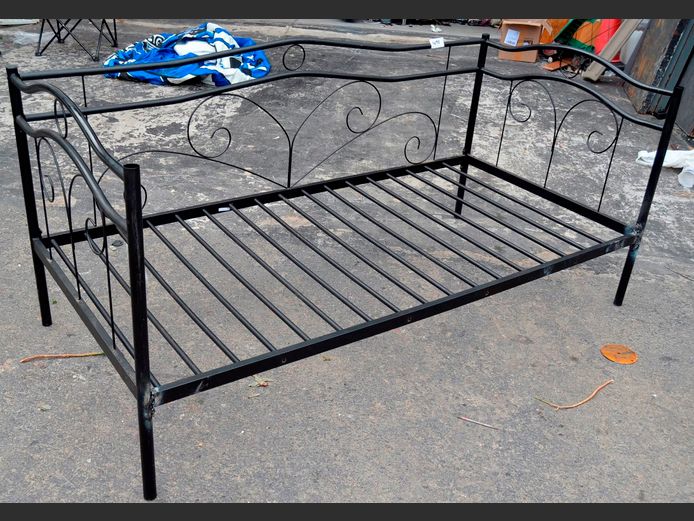 BLACK METAL DAYBED FRAME