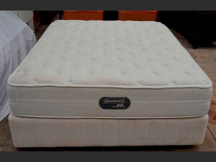 SIMMONS QUEEN SIZE BED BASE & MATTRESS SET
