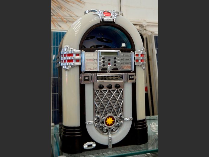 FUNKY JUXEBOX STYLE CD/RADIO, 33 x 23 x 50cm [Switches on, untested further]