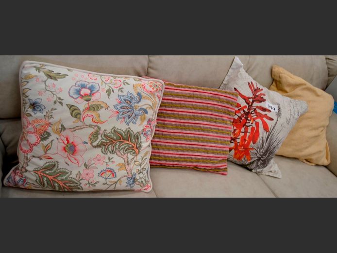 LOT OF 4: SCATTER CUSHIONS