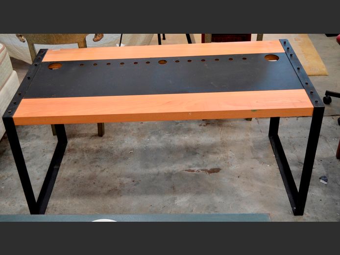 WOODEN TOP DESK ON METAL BASE, 150 x 73 x 74cm