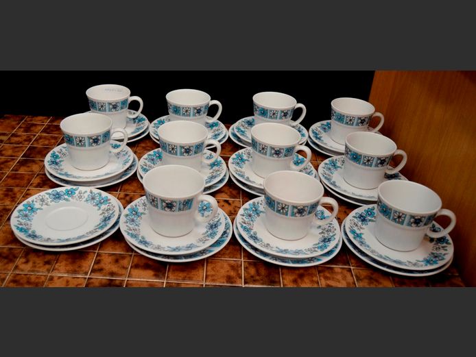 SET OF 11 NORITAKE PROGRESSION BLUE & WHITE TRIOS