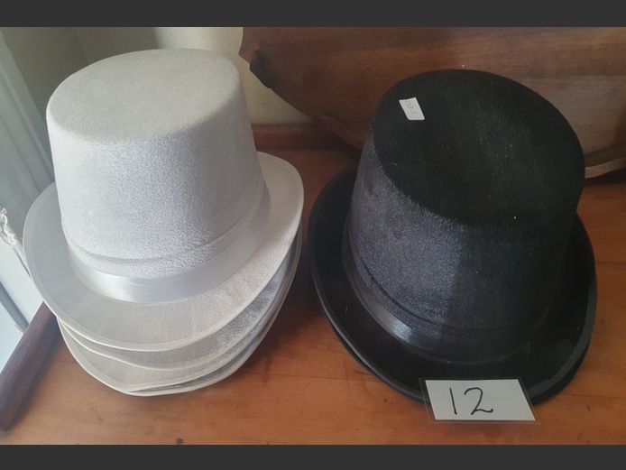 LOT: BLACK & LIGHT GREY TOP HATS