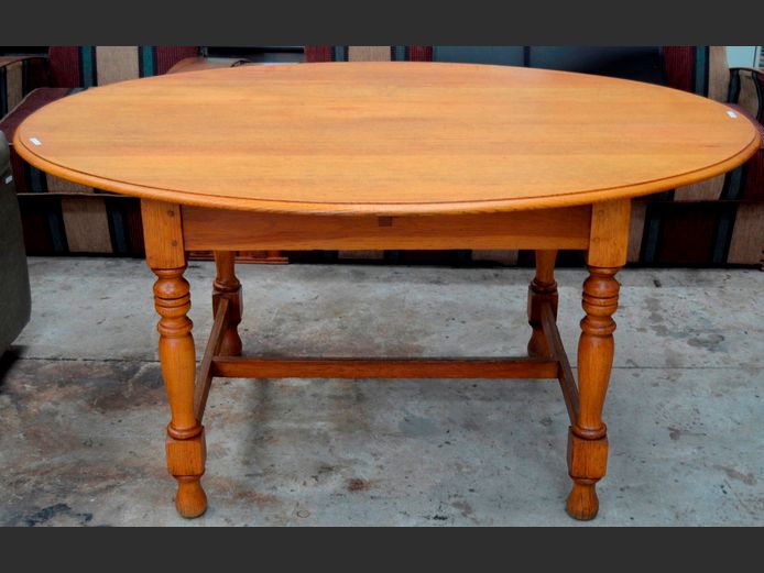 OVAL OAK DINING TABLE, 152 x 105 x 73cm