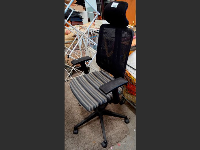 SWIVEL OFFICE CHAIR [1 wheel broken] [#: 414411578]