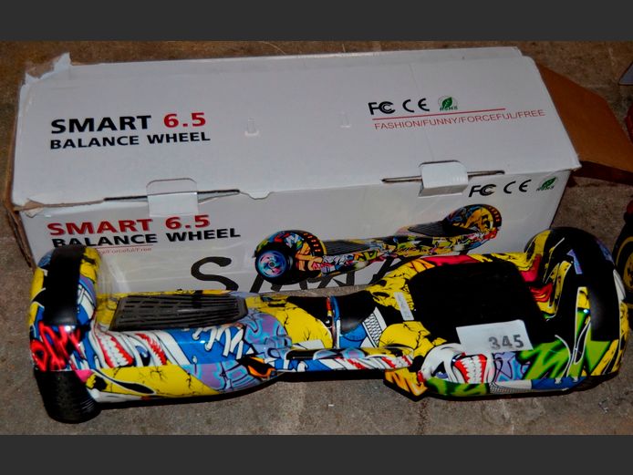 6.5" HOVERBOARD WITH CHARGER [Switches on]