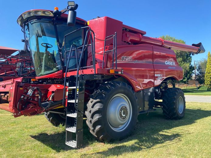 CASE IH 8250 COMBINE