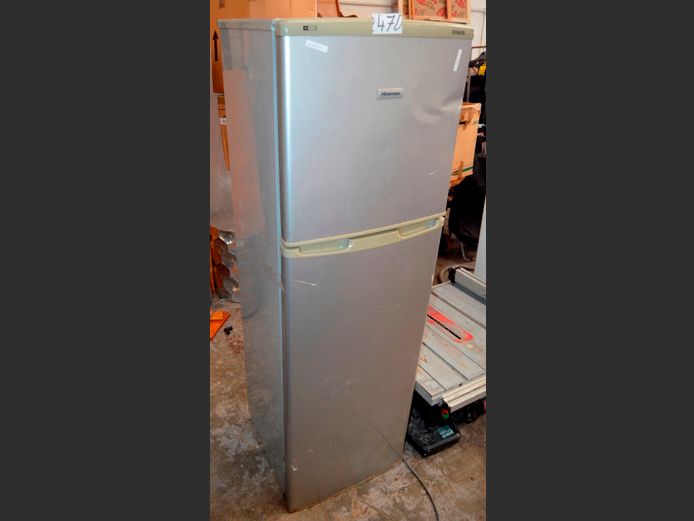 HISENSE FRESH & COOL FRIDGE FREEZER [Faulty, door loose, dented] [#: 414831476]
