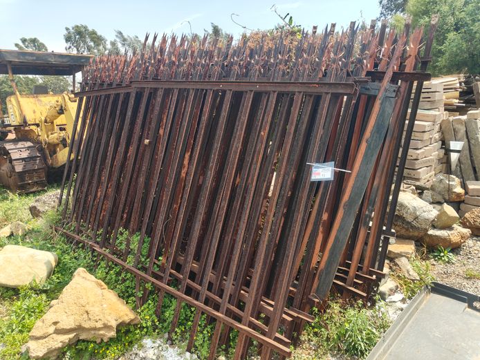 11 X PALISADE PANELS WITH GATE