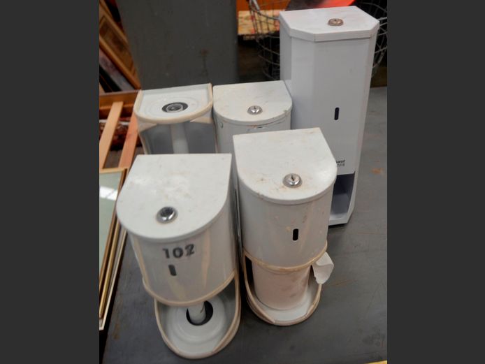 LOT: TOILET ROLL HOLDERS