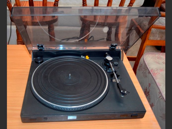 SANSUI TURNTABLE [Switches on]