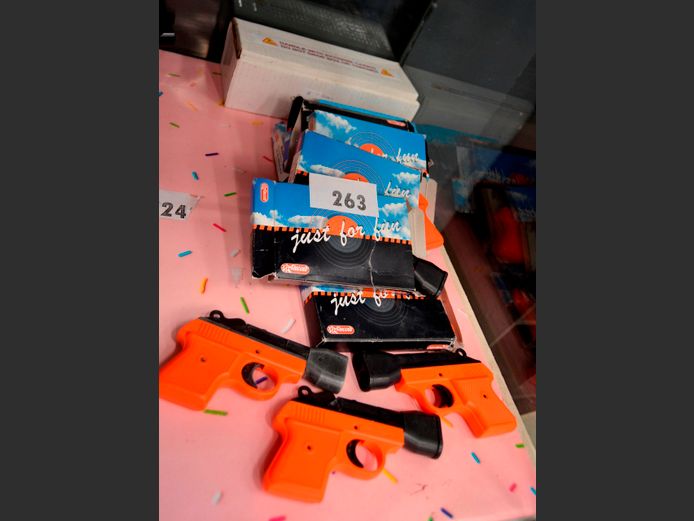 LOT: BEAR BANGER DOUBLE BARREL PISTOLS WITH PELLETS [Condition unknown]