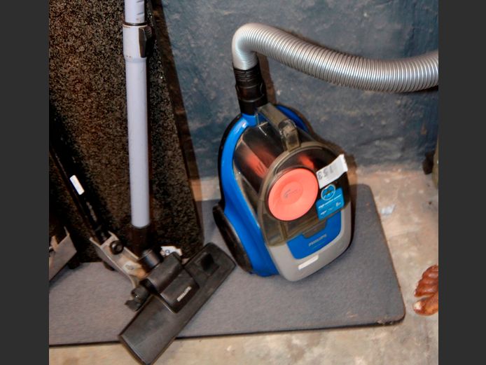 PHILIPS VACUUM CLEANER [Needs new brushes]