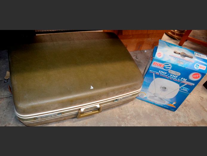 VINTAGE SUITCASE & AN ELLIES ANTENNA [Untested] [98,112]