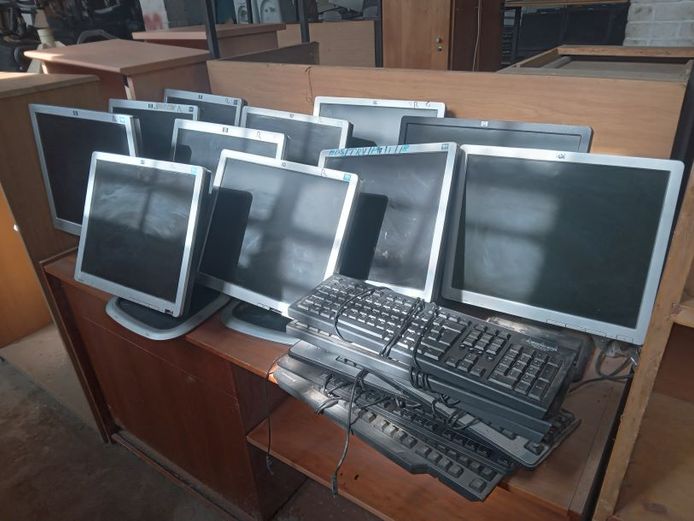 HP monitors & assorted keyboards