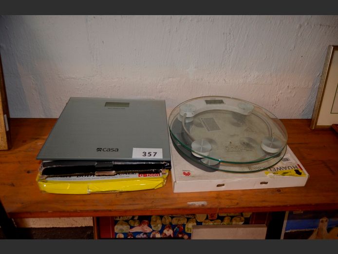 LOT: BATHROOM SCALES [Condition unknown]