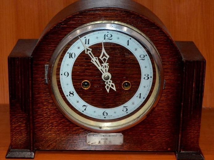 MANTEL CLOCK WITH KEY