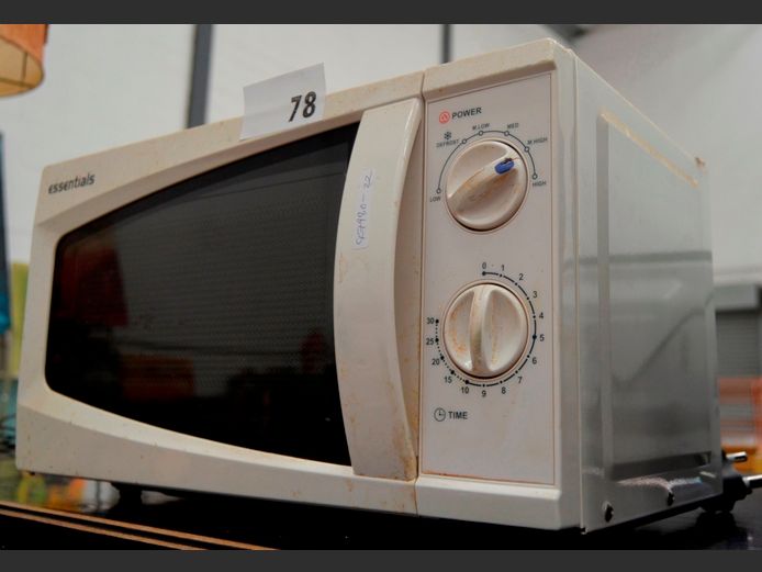 ESSENTIALS MANUAL MICROWAVE [Switches on, untested further, rusted inside]