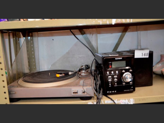 LOT: TELEFUNKEN RADIO WITH 1 SPEAKER & A SONY TURNTABLE [Switch on, Untested further]