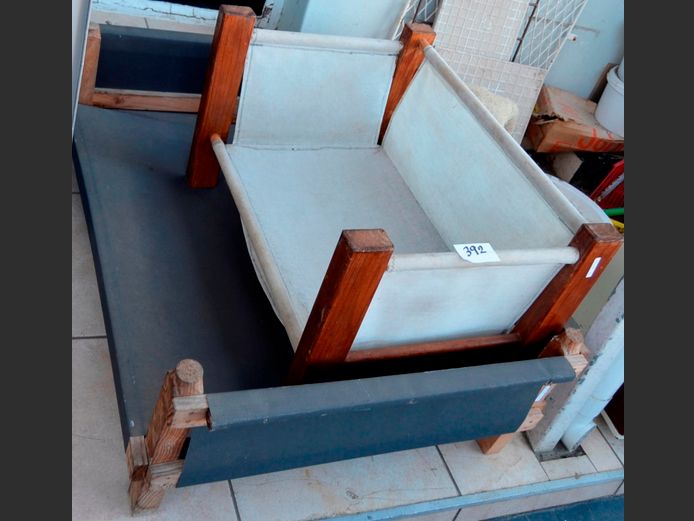 LOT: 2 x DOGGIE BEDS, 109 x 80 x 35cm & 73 x 52 x 44cm