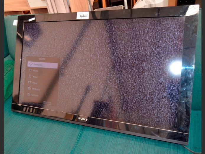 SONY BRAVIA 42" LCD TV WITH REMOTE [Switches on, Untested further] ### LICENCE PLEASE ###