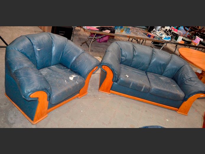 BLUE LEATHER 2-PIECE, 3-SEATER LOUNGE SUITE [Needs re-covering]