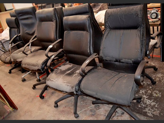 LOT: 10 x VARIOUS SWIVEL OFFICE CHAIRS [Damaged & peeling]