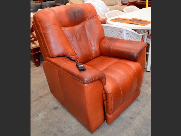 BROWN LEATHER ELECTRONIC RECLINING ARMCHAIR [Switches on, Needs polish]