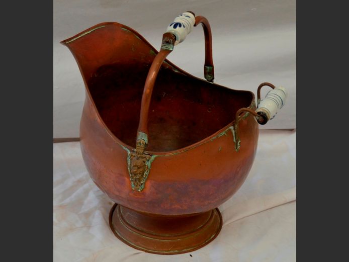 ANTIQUE COPPER COAL SCUTTLE WITH PORCELAIN HANDLE, 40 x 35 x 39cm