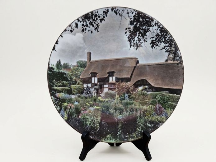 Royal Doulton "Anne Hathaway's Cottage" Decorative Fine Bone China Plate