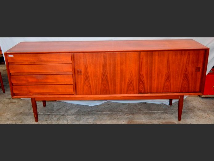 MID-CENTURY MAHOGANY 4-DRAWER, SLIDING DOOR SIDEBOARD, 100 x 47 x 82cm [1 leg repaired]