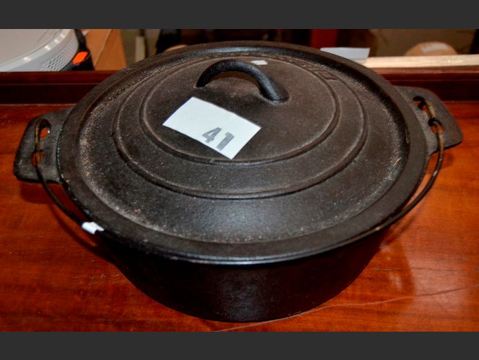 BUSH BABY CAST IRON FLAT BOTTOMED POT WITH LID, 31cm Diameter