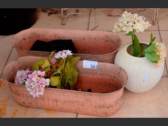 LOT: 2 x PLASTIC PLANTERS & EVERLASTING FLOWERS, 57 x 21 x 17cm & 22cm High