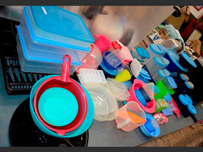VERY LARGE LOT: PLASTIC KITCHEN STORAGE CONTAINERS WITH LIDS, DISH DRYING RACK, etc