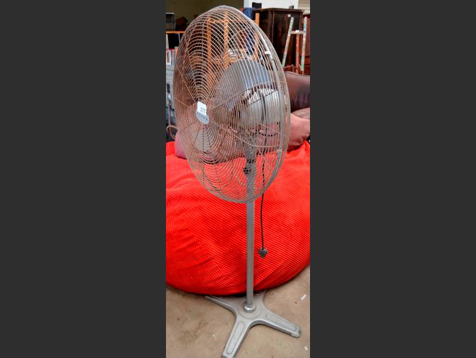 DECOR HEAVY DUTY PEDESTAL FAN [Switches on]