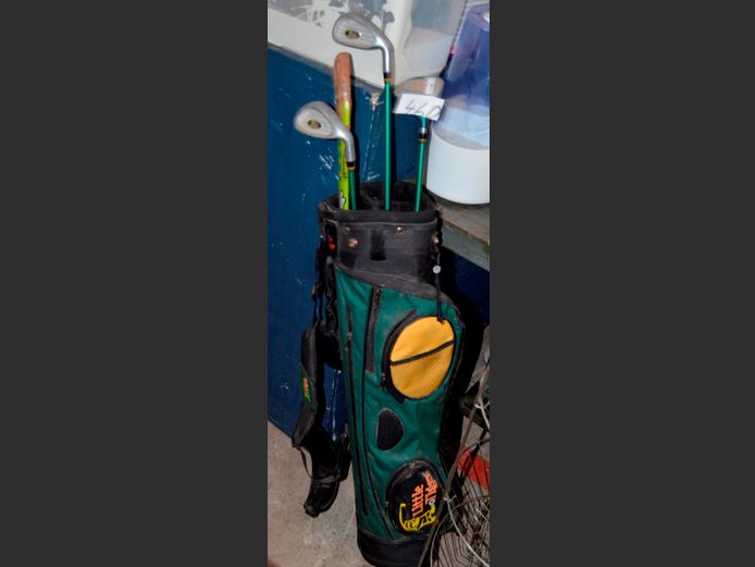 CHILDREN'S GOLF BAG WITH CLUBS & A HOCKEY STICK