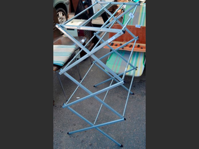 METAL FOLDING CLOTHES HORSE
