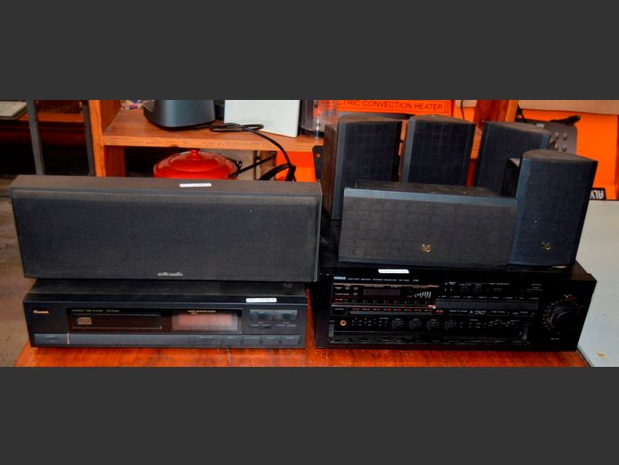 YAMAHA AMPLIFIER WITH SURROUND SOUND SPEAKERS & A CD PLAYER [Switch on, untested further]