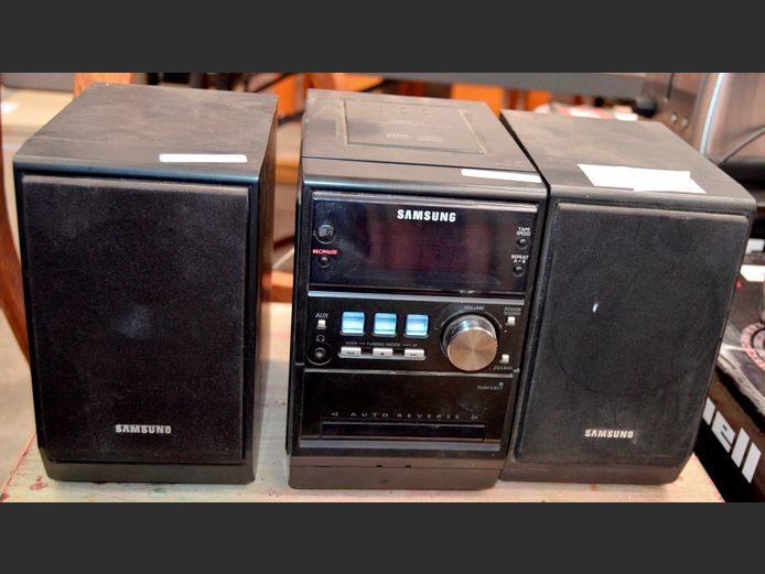 SAMSUNG MINI HI-FI WITH PAIR SPEAKERS [Switches on, untested further]