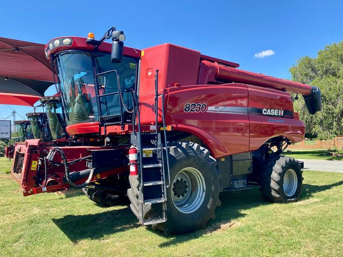 CASE IH 8230 COMBINE