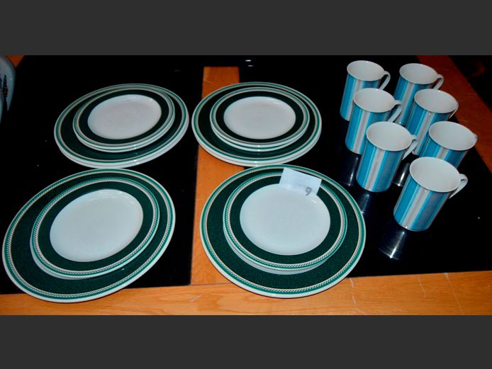 GREEN & WHITE DINNER PLATES, SIDE PLATES & SET OF 7 MUGS